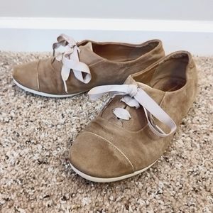Clarks Women's Size 7 Casual Comfort Suede Leather Ribbon Lace Up Gold Trim
